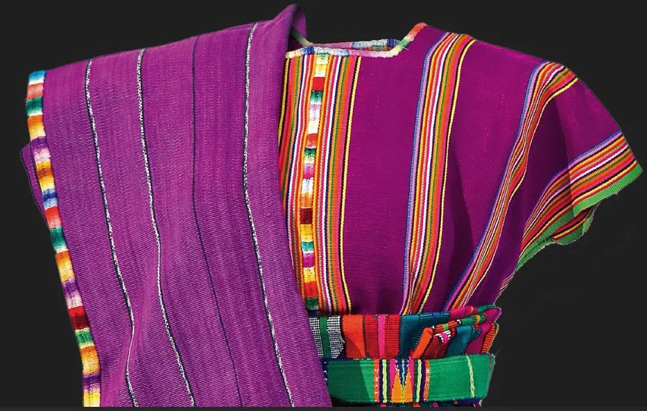 Mujer maya tz'utujil tejiendo en telar de cintura